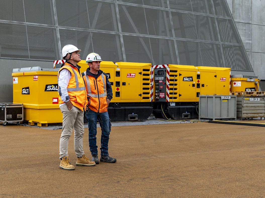 Deux techniciens face à face