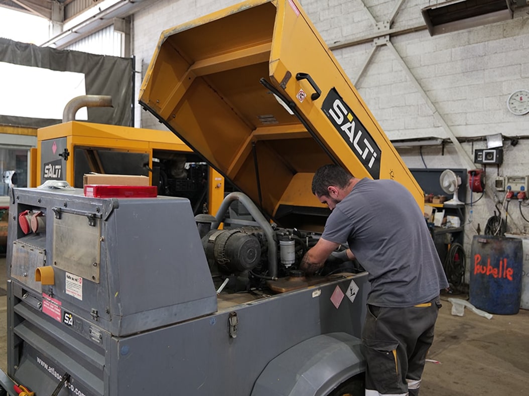 Un technicien qui controle une machine