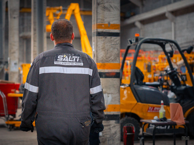 Deux techniciens sur une machine