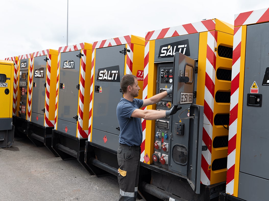 Un technicien qui controle une machine