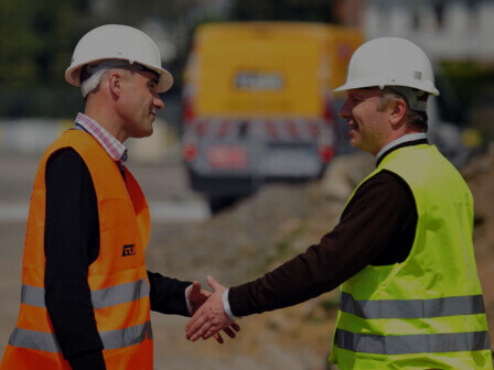 Deux ouvriers sur un chantier d'une location SALTI
