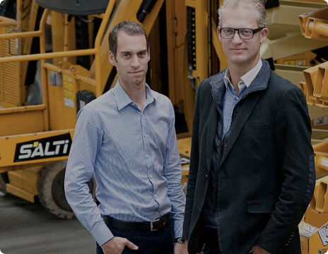 Deux ouvriers sur un chantier d'une location SALTI